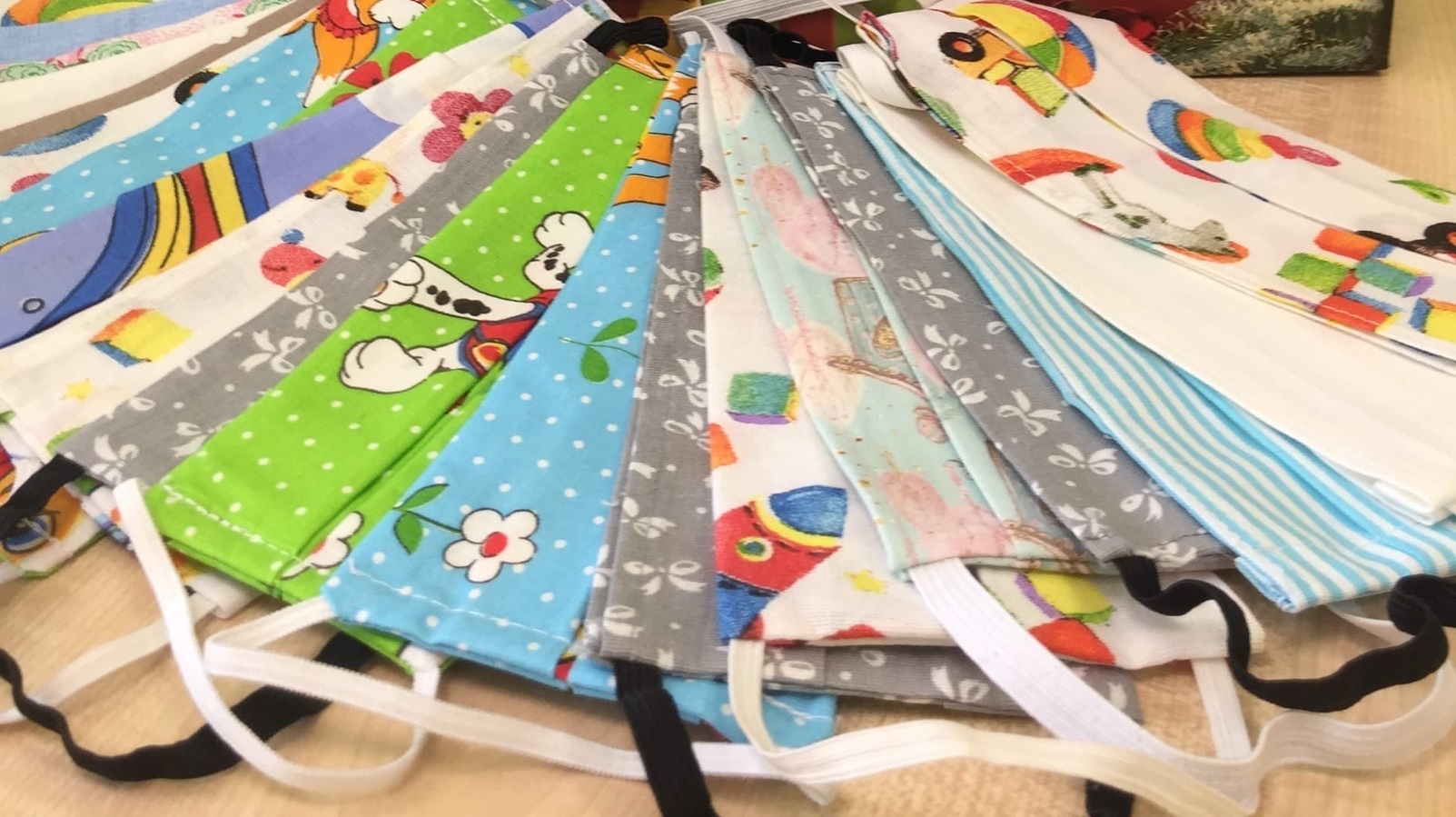 В детскую больницу Северодвинска местная жительница подарила 100 самодельных масок